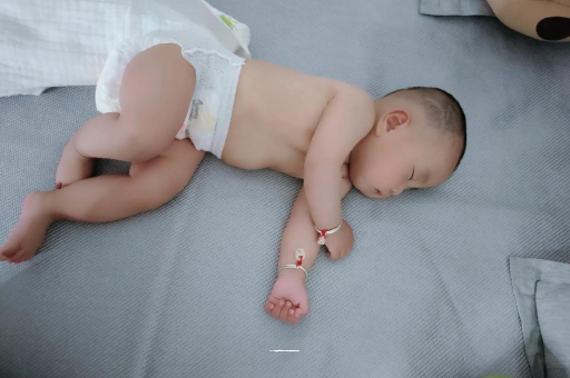 锦州宝宝睡觉爱翻身 锦州宝宝睡觉爱翻身